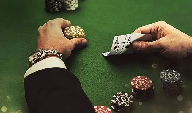 Some differences between Online and Live Poker