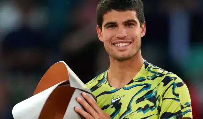 Carlos Alcaraz brilha e lidera a corrida para as ATP Finals