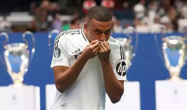 Kylian Mbappé apresentado no Real Madrid: Vê aqui o momento